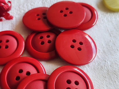 Lot 9 gros  boutons vintage rouge trous 2,8 cm ref 1346