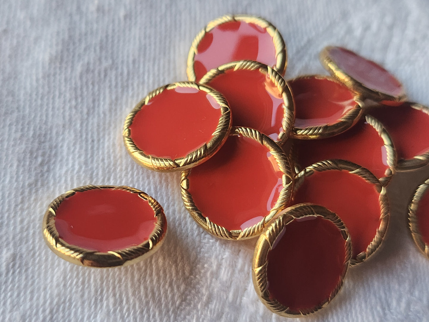 Lot 6 boutons vintage métal doré rouge orangé  à pied 1,5 cm ref 0004