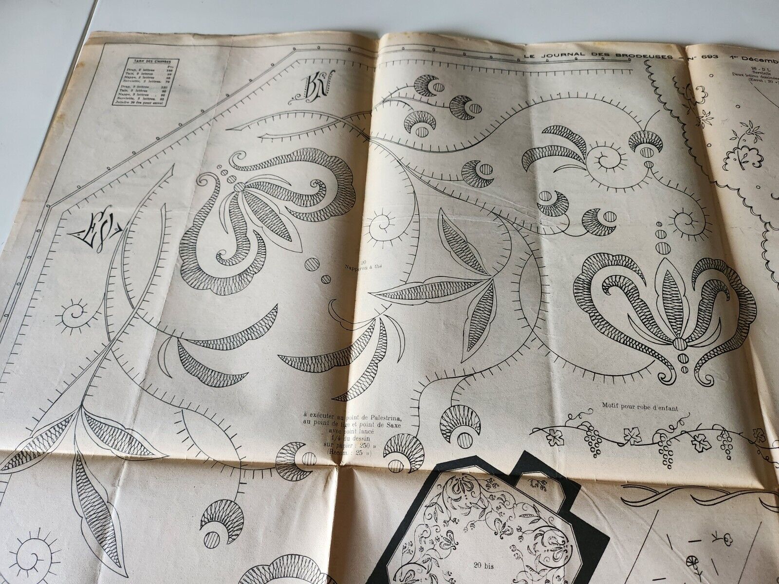 Le journal des brodeuses 1952  n° 693 dessous de vase motifs et ecussons divers