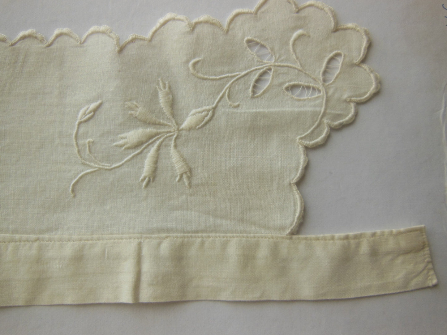 Petit col ancien bébé? emmanchure? broderie fleur plumetis TT1-28