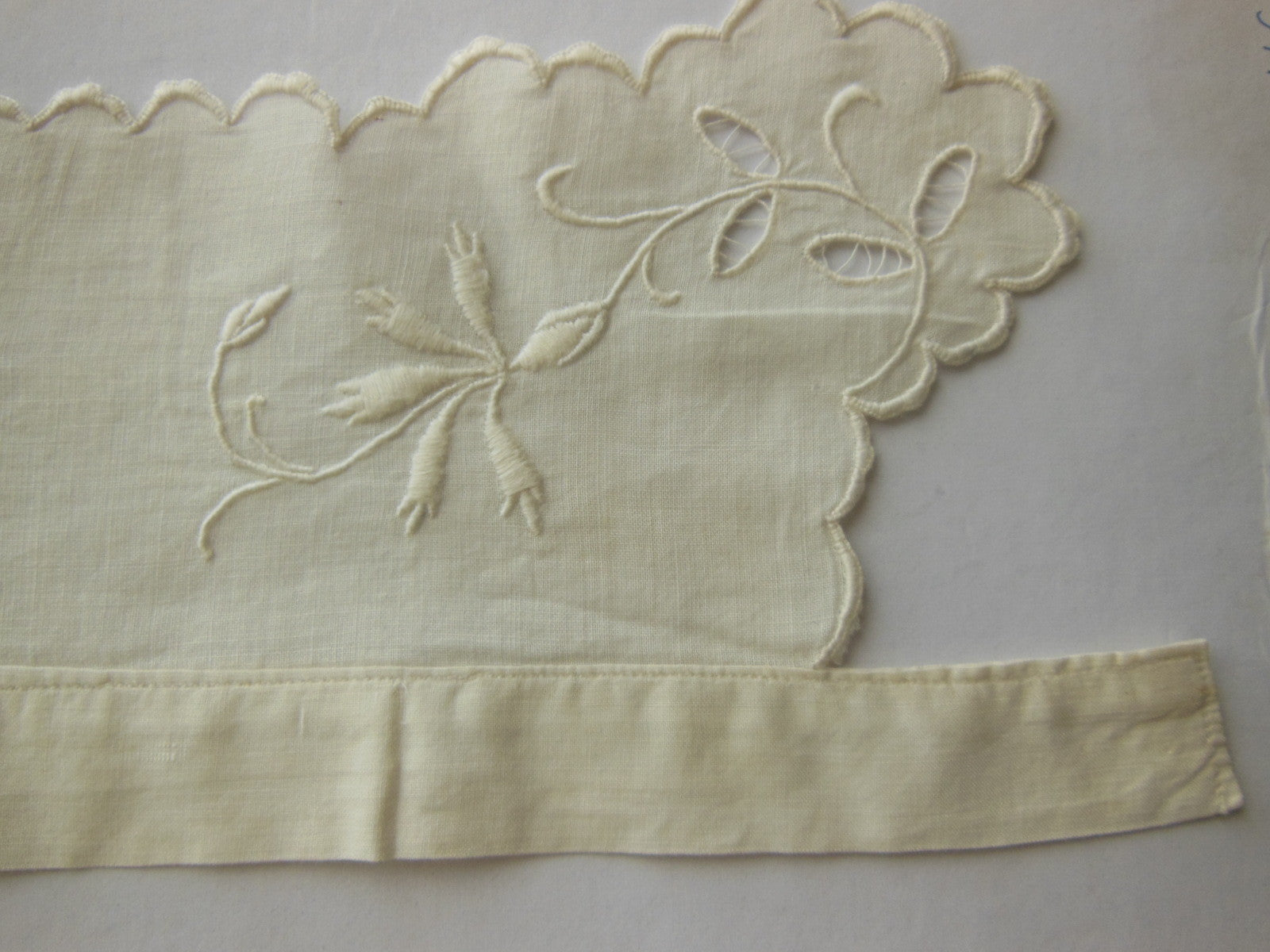 Petit col ancien bébé? emmanchure? broderie fleur plumetis TT1-28