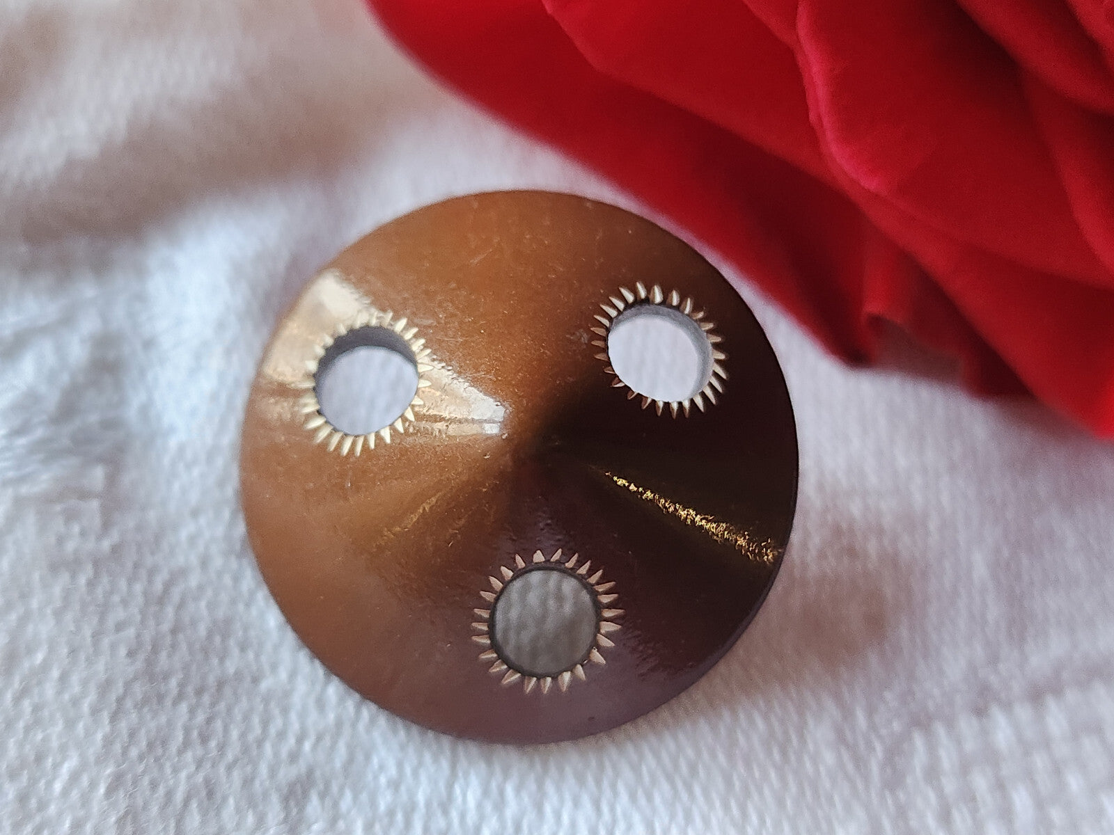 Bouton ancien collection marron blanc ajouré ajouré motif 2,4 cm  ref 1842