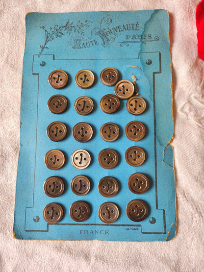Plaque 24 boutons anciens en nacre gris 1,2 cm année 20/30 N°1