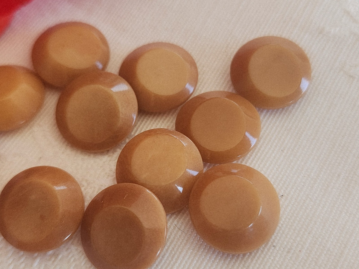 Lot 11 ^petits boutons anciens en corozo  marron à pied 1,2 cm ou 12 mm ref 6269