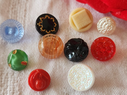 Lot 10 boutons anciens en verre multicolore  panaché 1  à 1,4 cm ref 6428