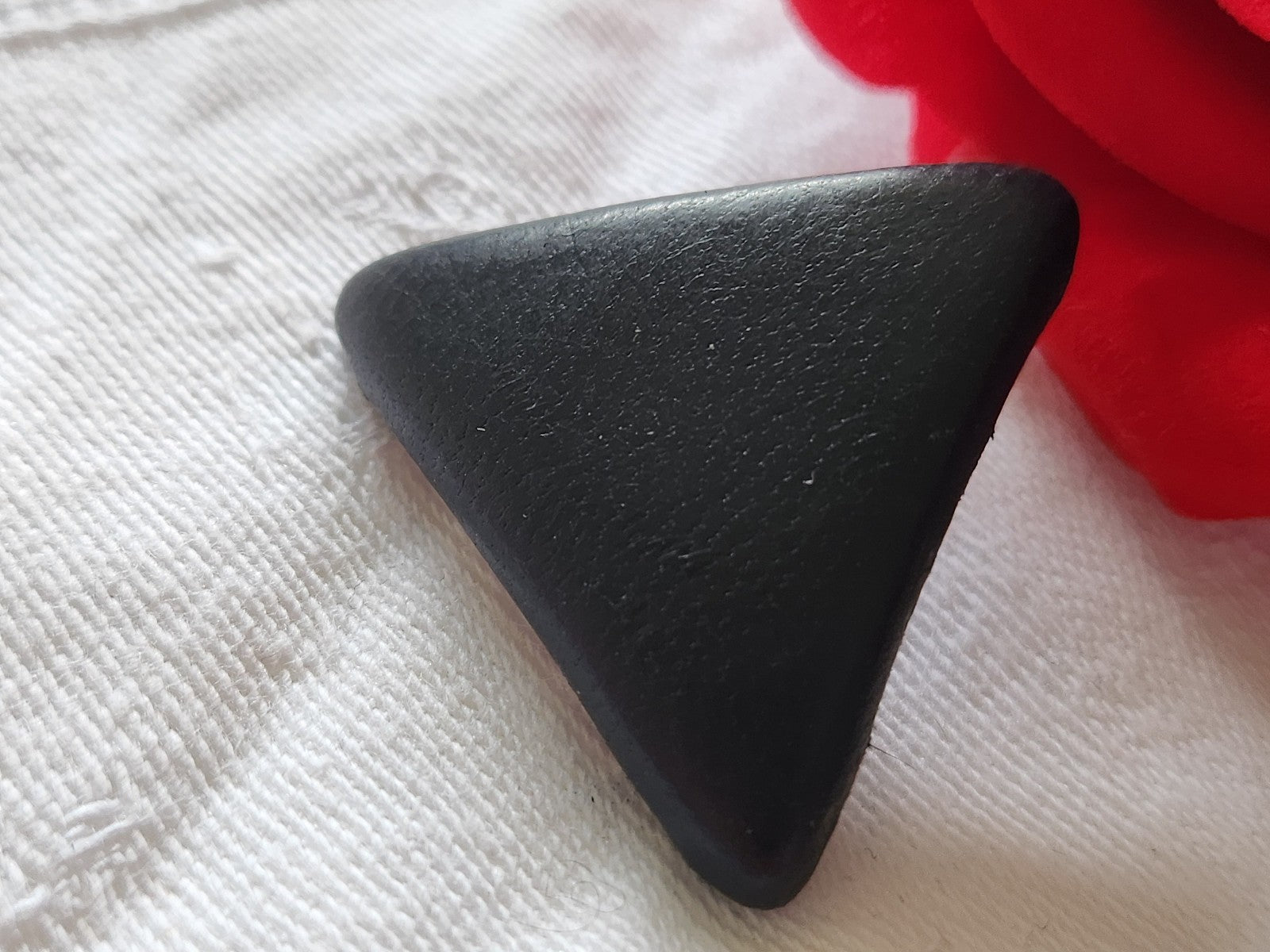 Bouton ancien en cuir bleu triangle vintage rare  3,4  cm D17L