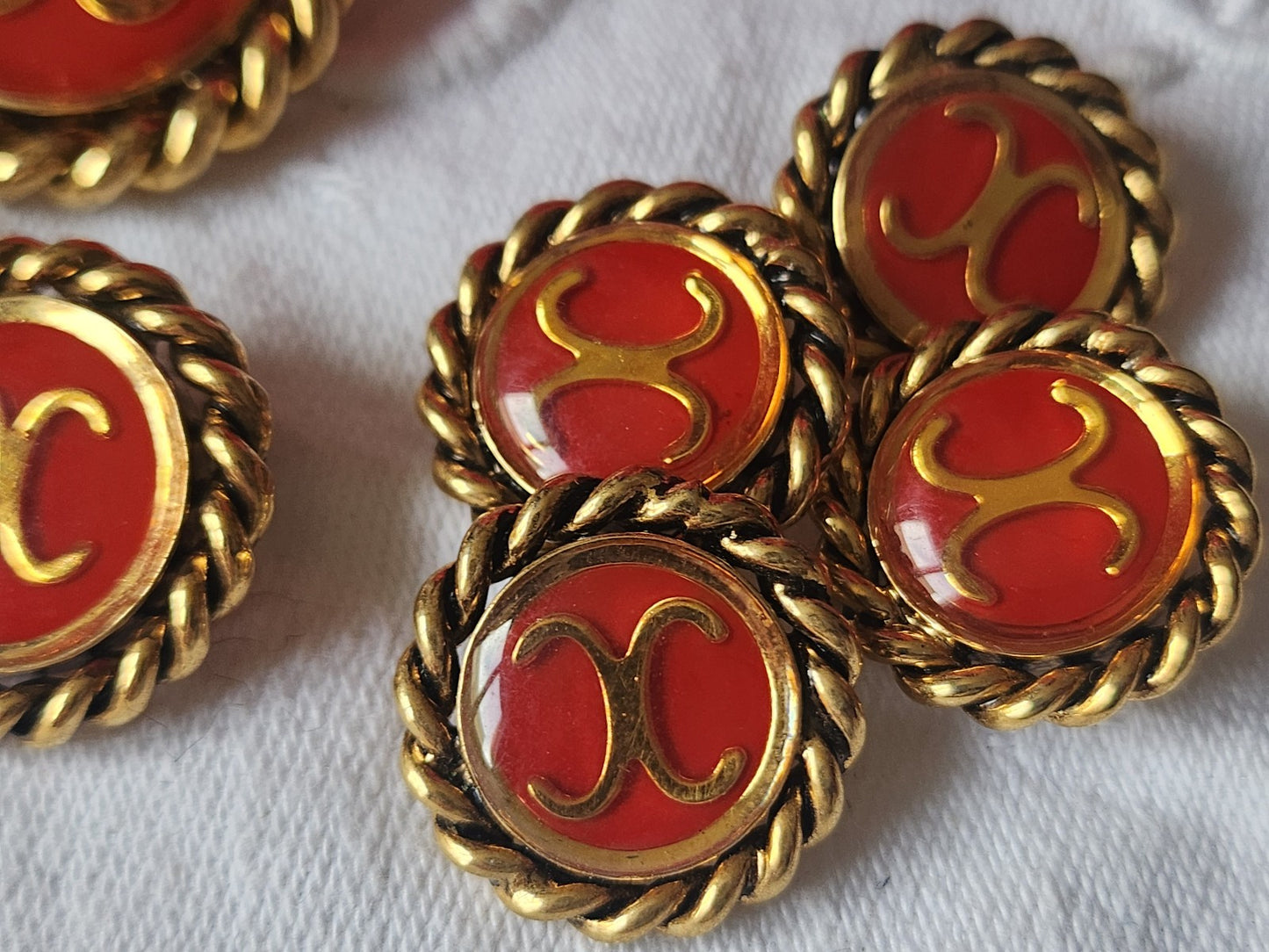 Lot 9 boutons vintage en métal doré lourd rouge panaché 1,9 à 2,7 cm ref 2083