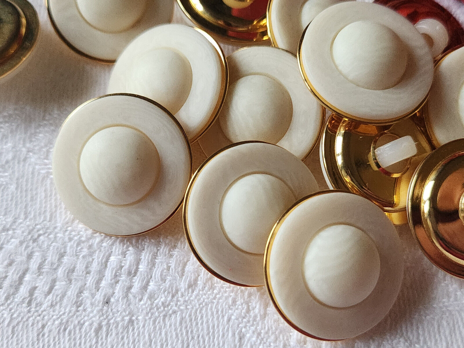 Lot 6 boutons vintage créme veiné mat à pied metal doré 2,2  cm ref 1055