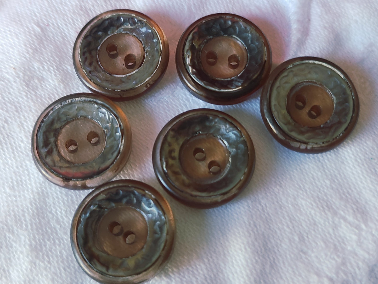 Lot 6 boutons anciens ornement en nacre ciselé 1,8 cm ref 3921
