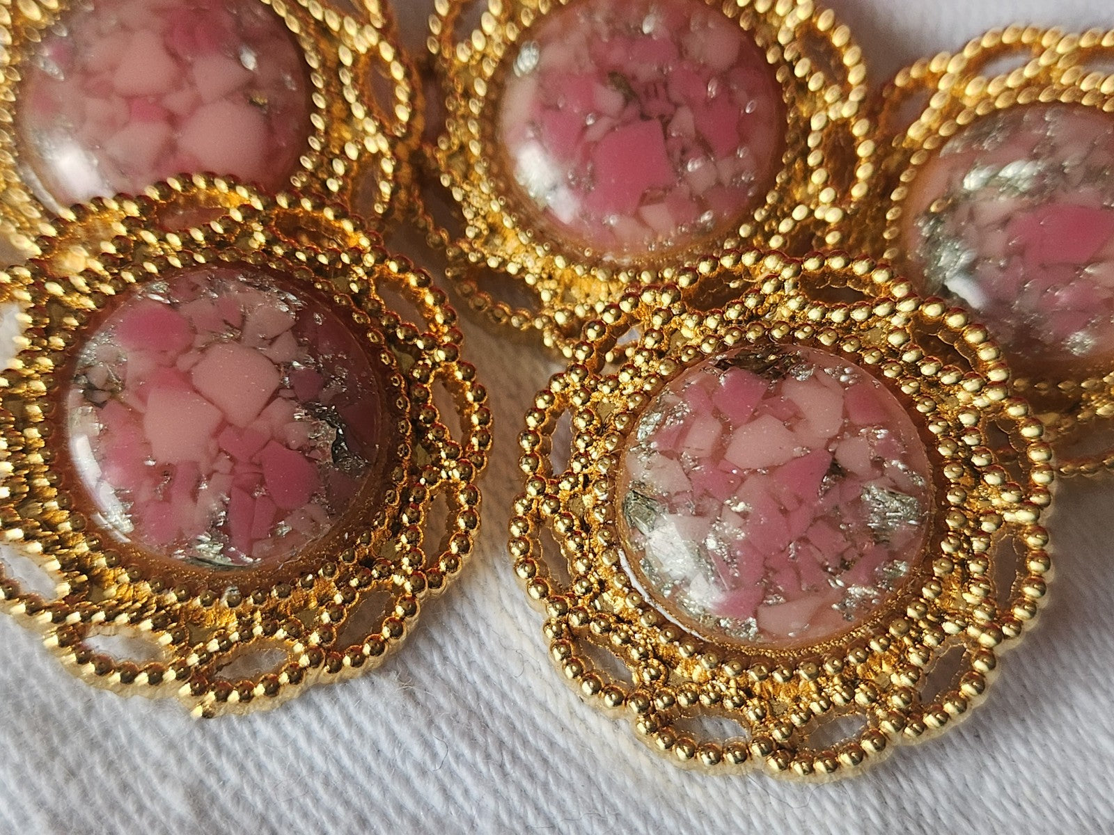 Lot 5  boutons vintage en métal doré coeur rose  2,3 cm ref 2012