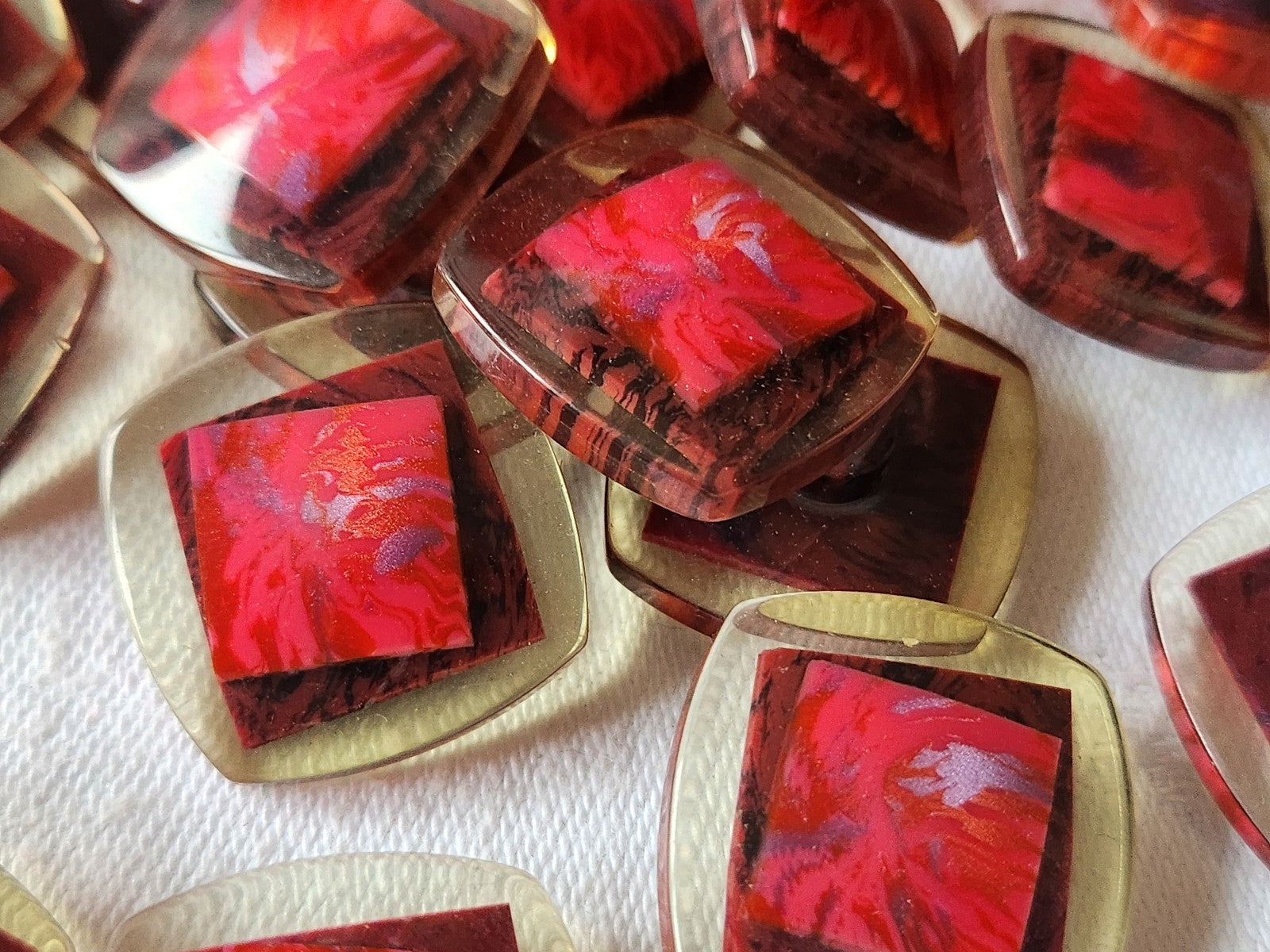 Lot 9 jolis boutons vintage rouge lie de vin pied 2,2 cm ref 2958