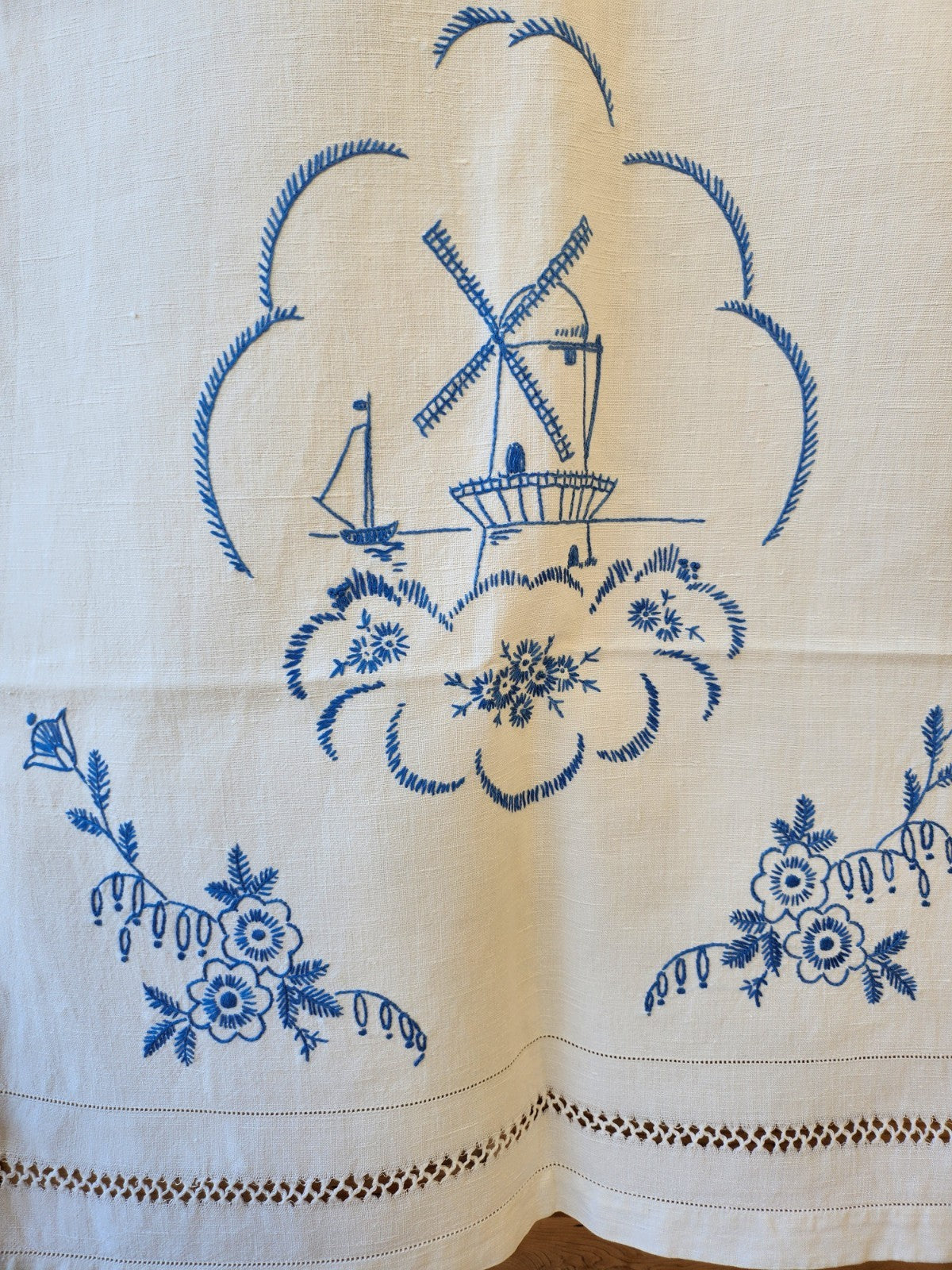 Ancien cache torchon blanc broderie bleu moulin superbe 54 cm sur 120 cm B8