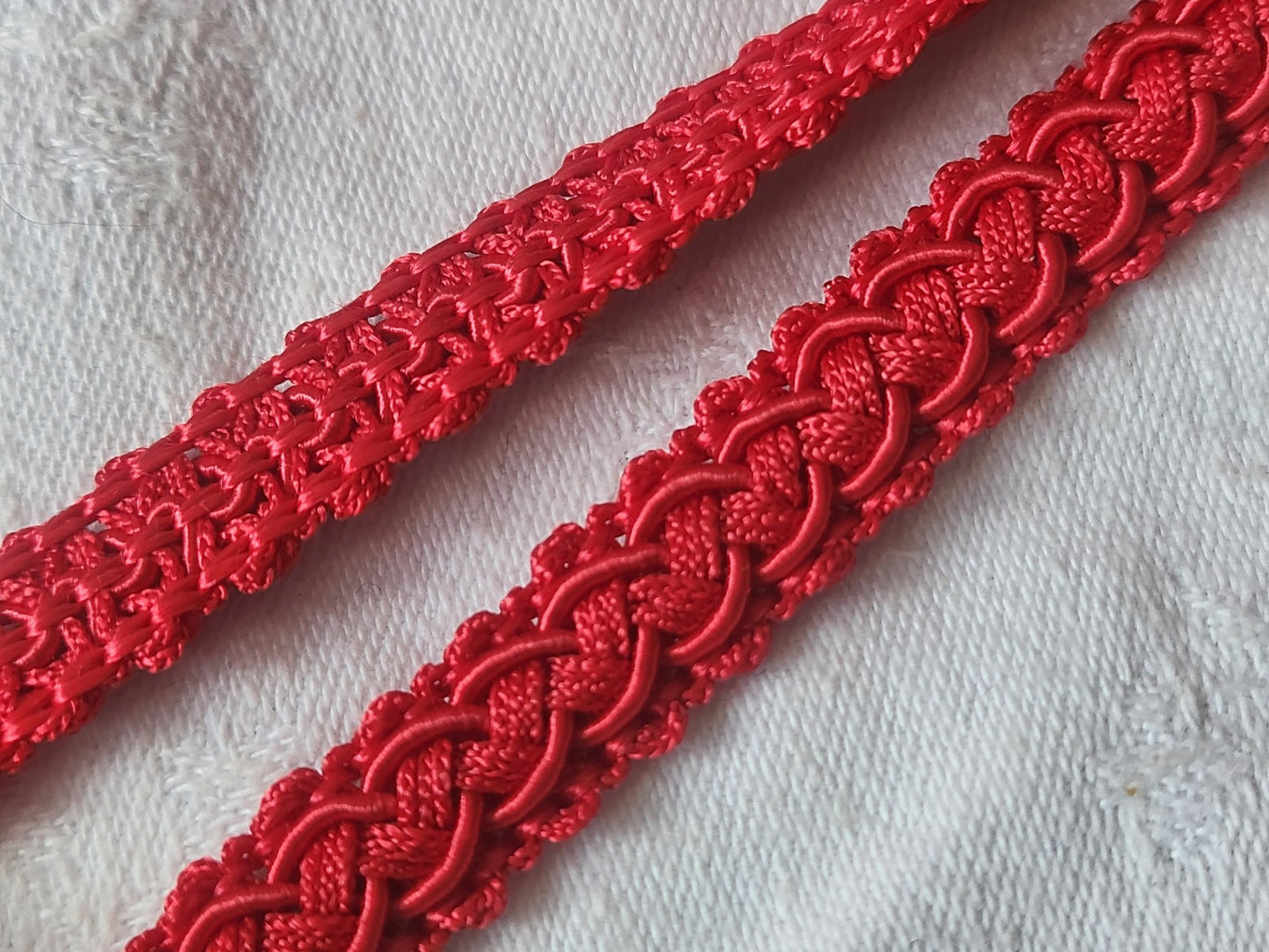 Galon vintage rouge lumineux large 3 métres sur 1 cm A3