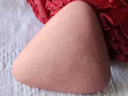 Gros bouton vintage rose forme triangle  4 cm pied mat texturé ref 2788
