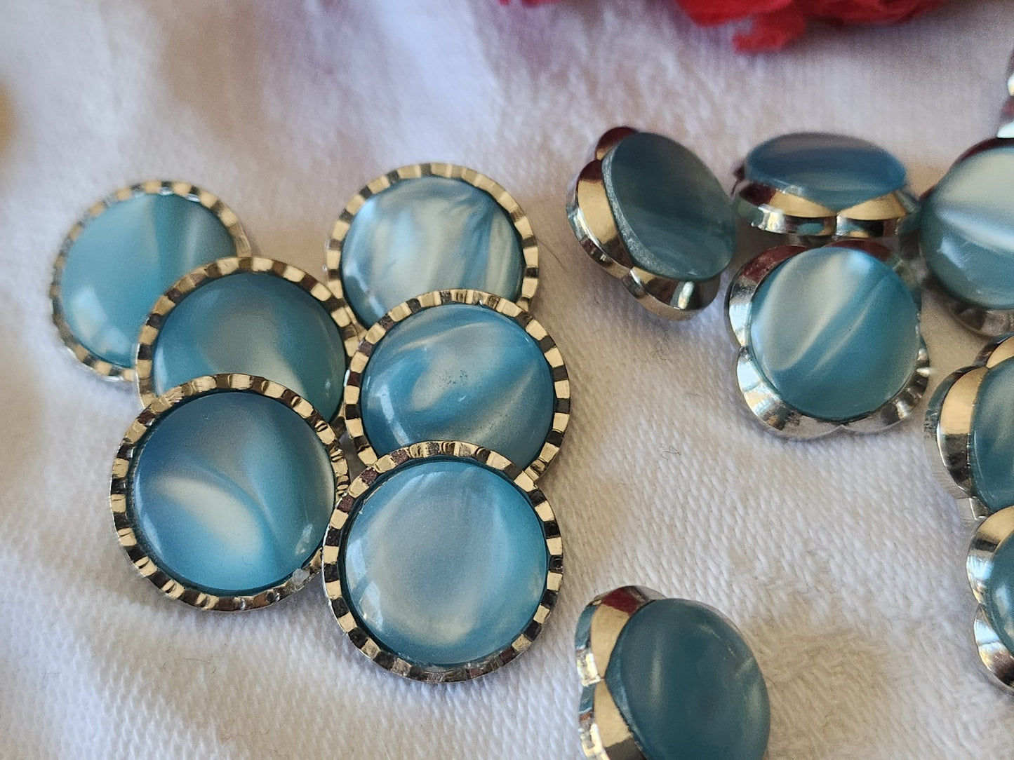 Lot 18 boutons vintage acrylique argenté bleu panaché 1,1 à 1,5 cm ref 3398