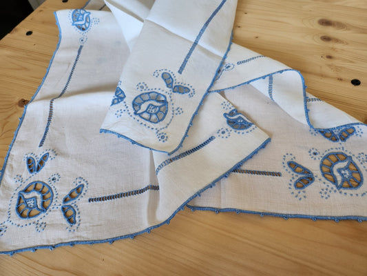 Nappe ancienne broderie bleue ajourée fait main 91 cm sur 98 cm B8