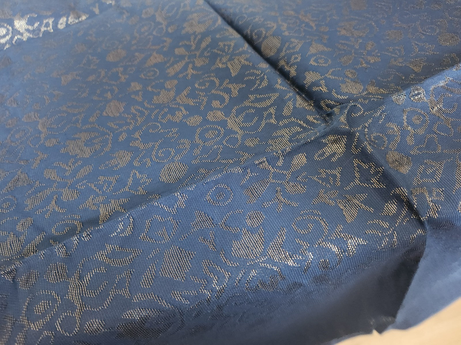 Ancien coupon de tissu bleu foncé 91 cm sur une hauteur de 66 cm B4