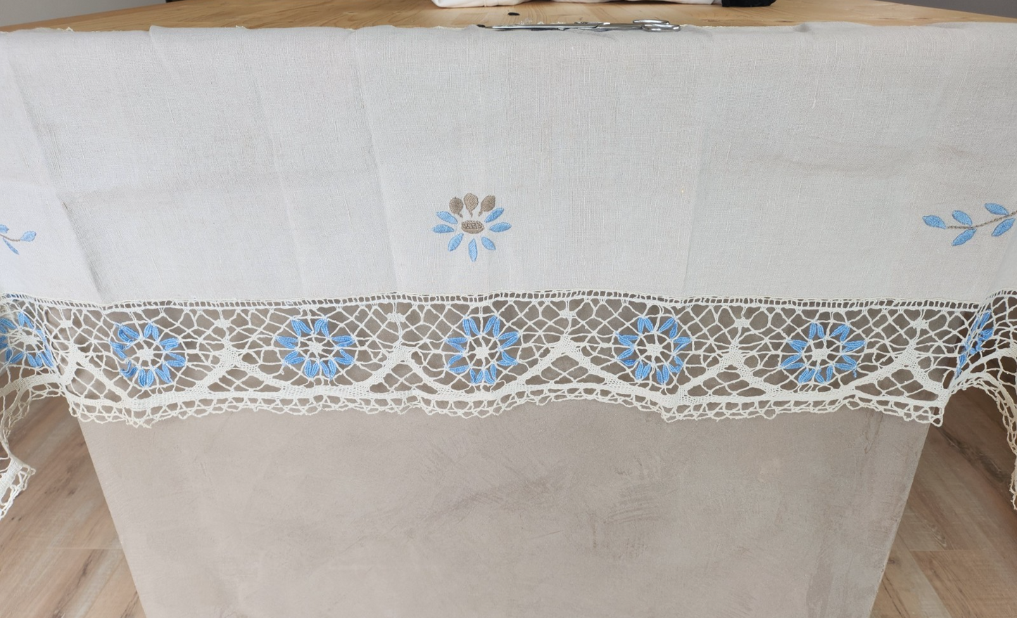 Large bordure ancienne grise lin dentelle bleu broderie à détourner ou recup B3