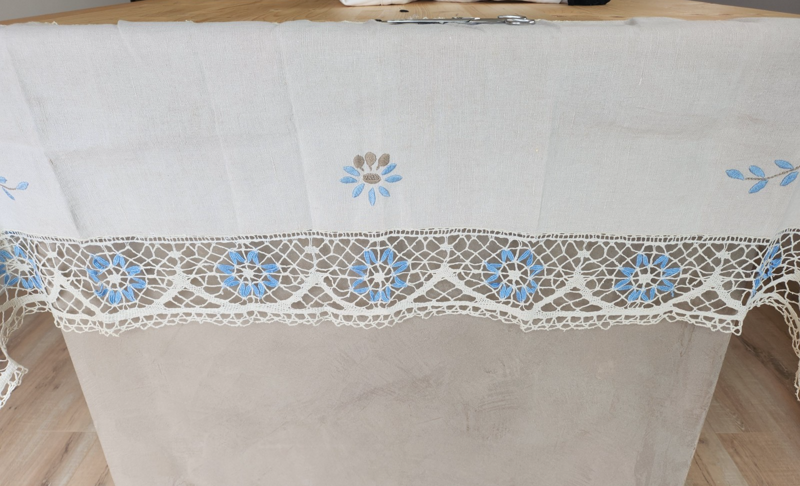 Large bordure ancienne grise lin dentelle bleu broderie à détourner ou recup B3