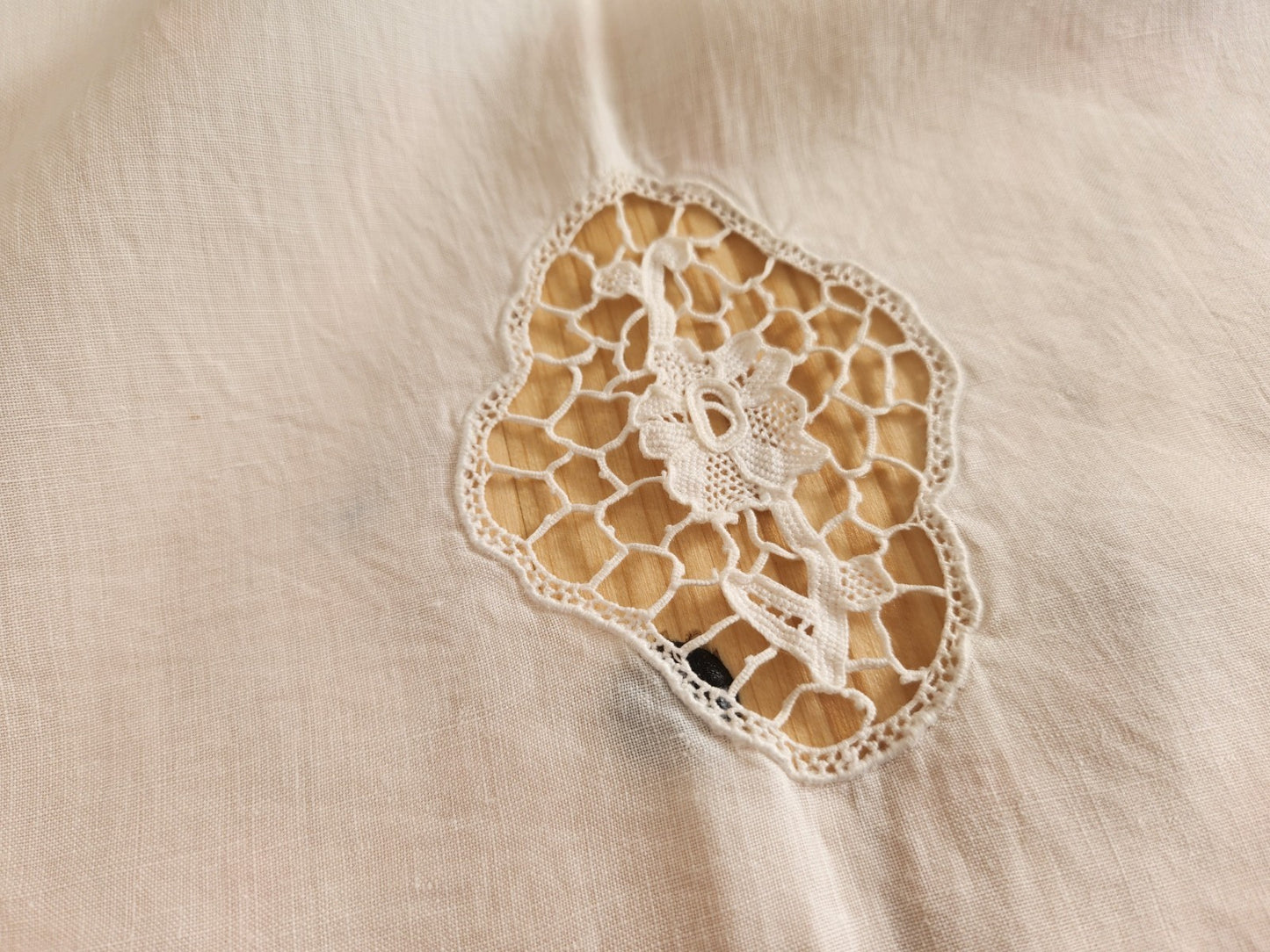 Ancien petit drap broderie incrustation ideal petit rideau enfant  B6