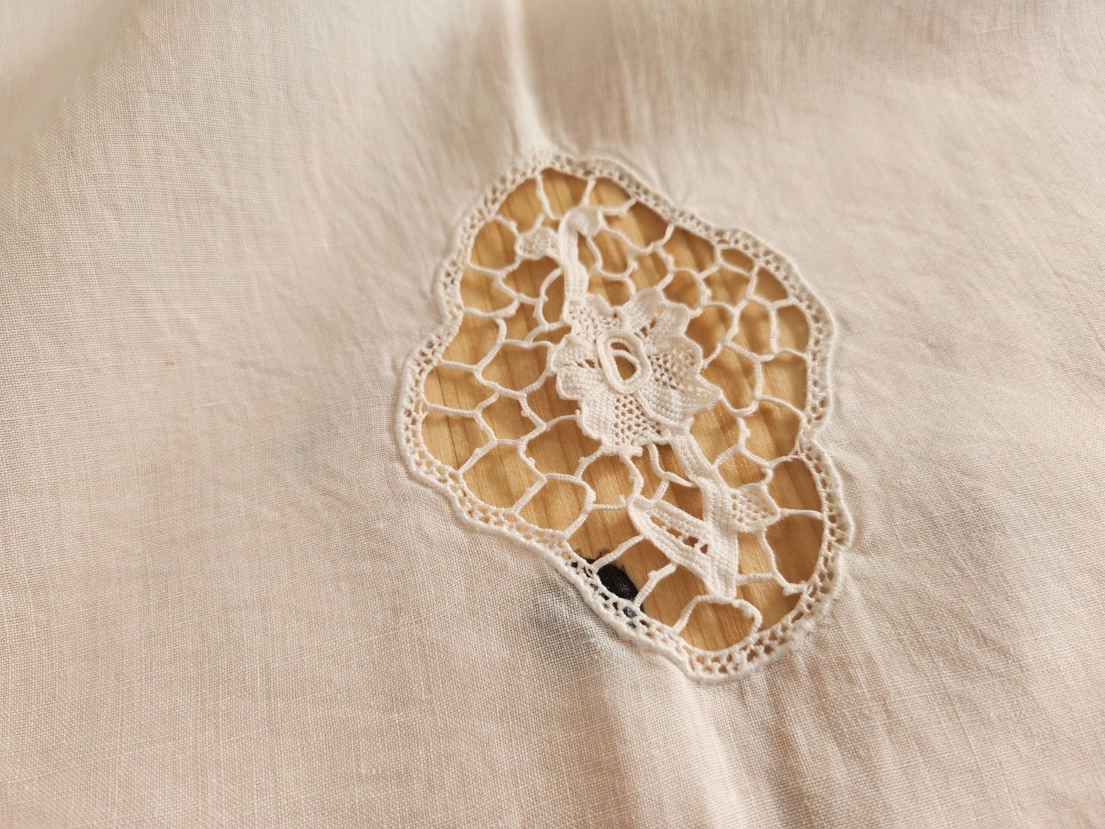 Ancien petit drap broderie incrustation ideal petit rideau enfant  B6