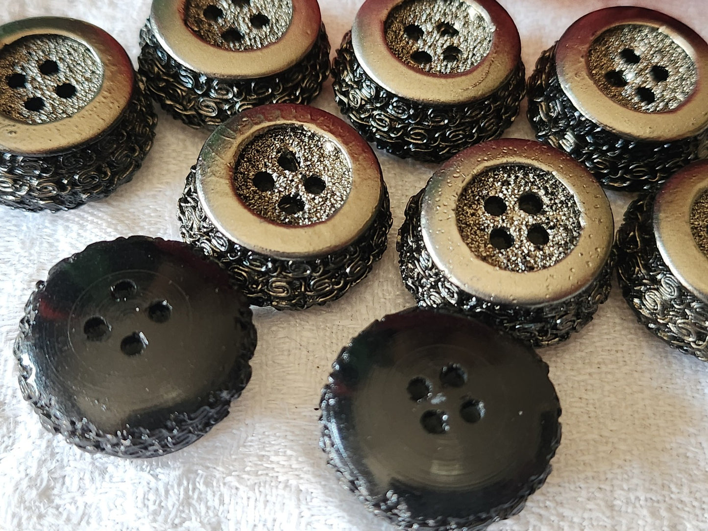 Lot 8 boutons vintage en résine noir argenté haut  2,2 cm trous  ref 3201