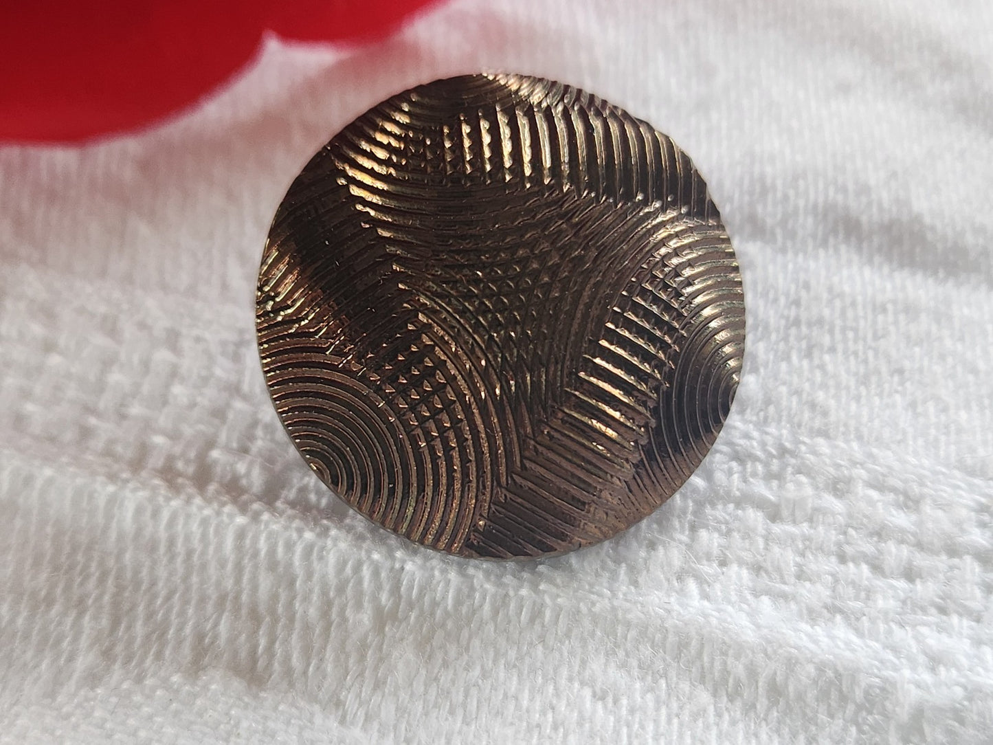 Gros bouton ancien en verre marron métallisé strié  2,2 cm D18E
