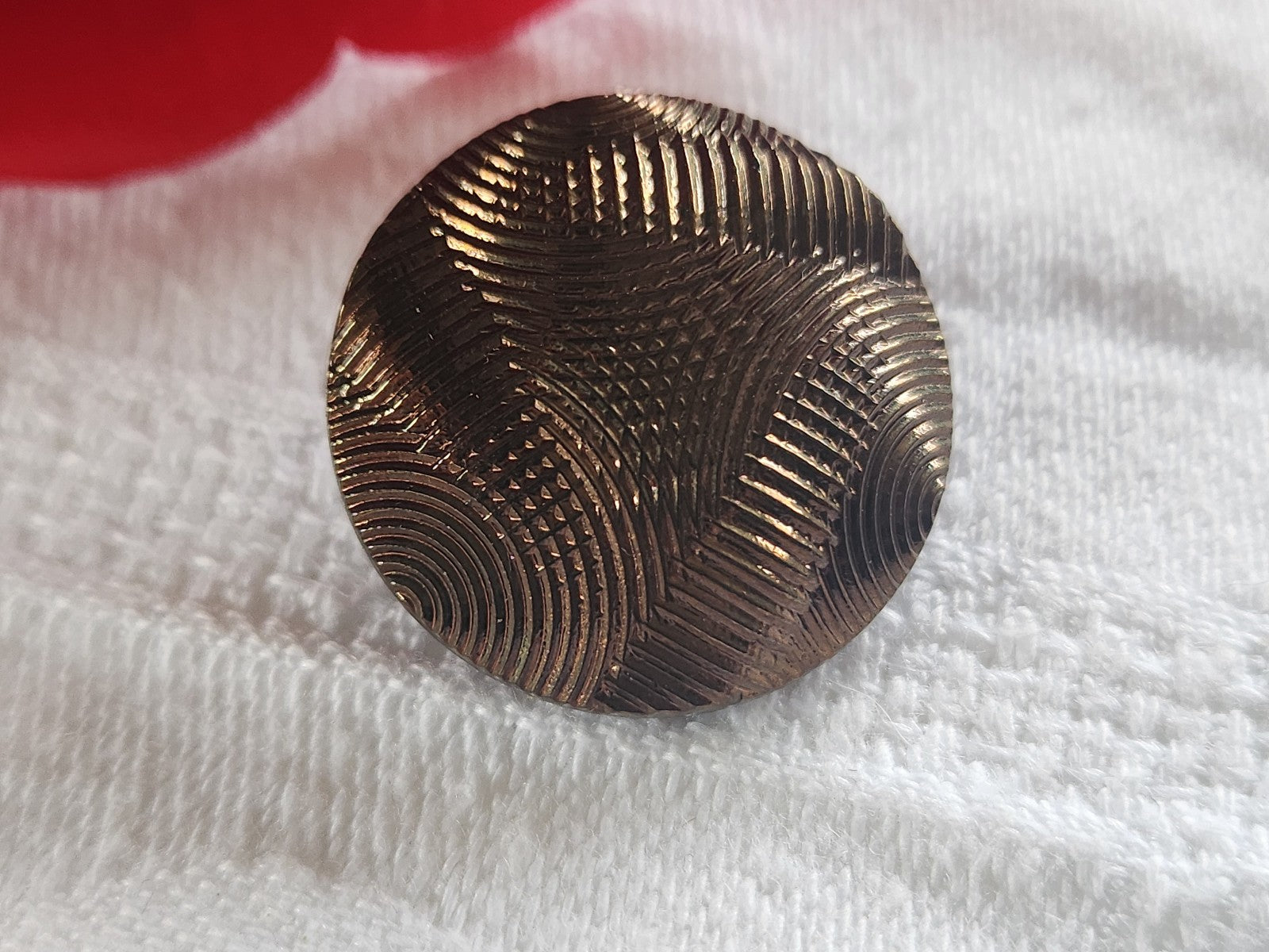 Gros bouton ancien en verre marron métallisé strié  2,2 cm D18E