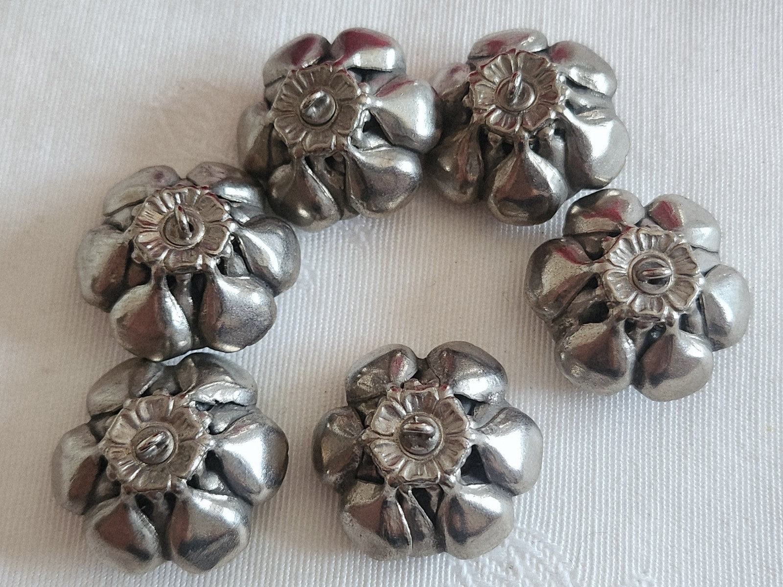 Lot 6 boutons vintage métal effet pétale fait main 2,4 cm ref 6235