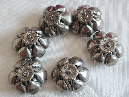 Lot 6 boutons vintage métal effet pétale fait main 2,4 cm ref 6235