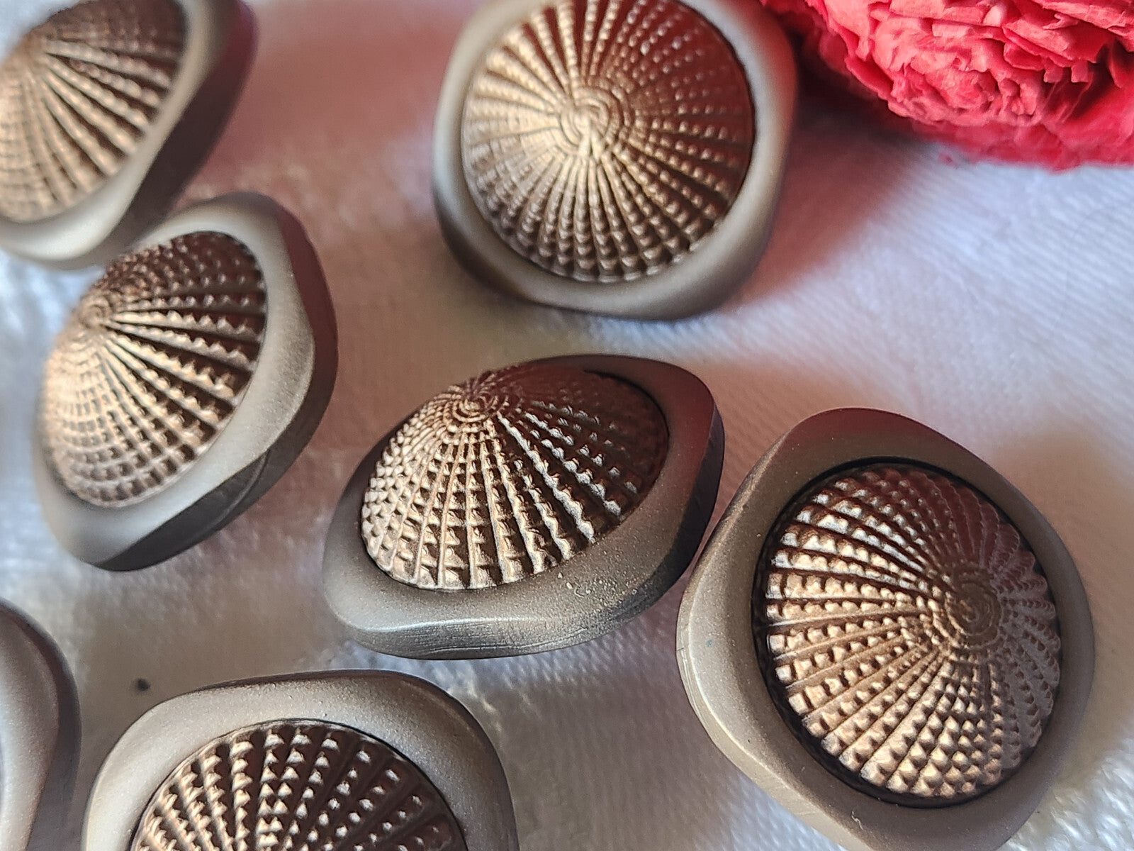 Lot 6 superbes boutons vintage marron travaillé dome 2,4 cm pied ref 2730