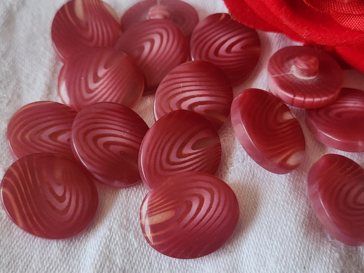 Lot 14 boutons vintage rose transparent veiné 1,7 sur 2 cm à pied ref 1420