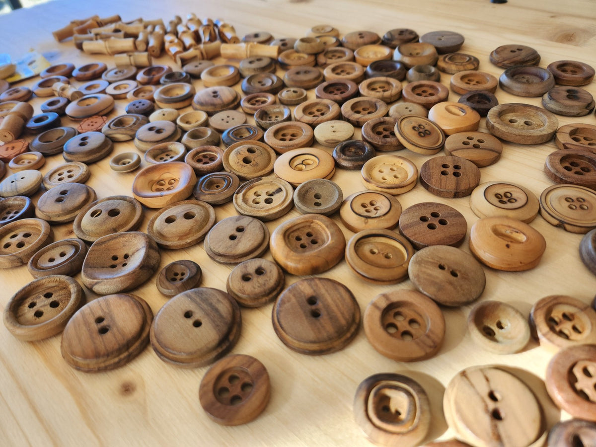 Gros lot de boutons en bois anciens brut trous listing en photo T10