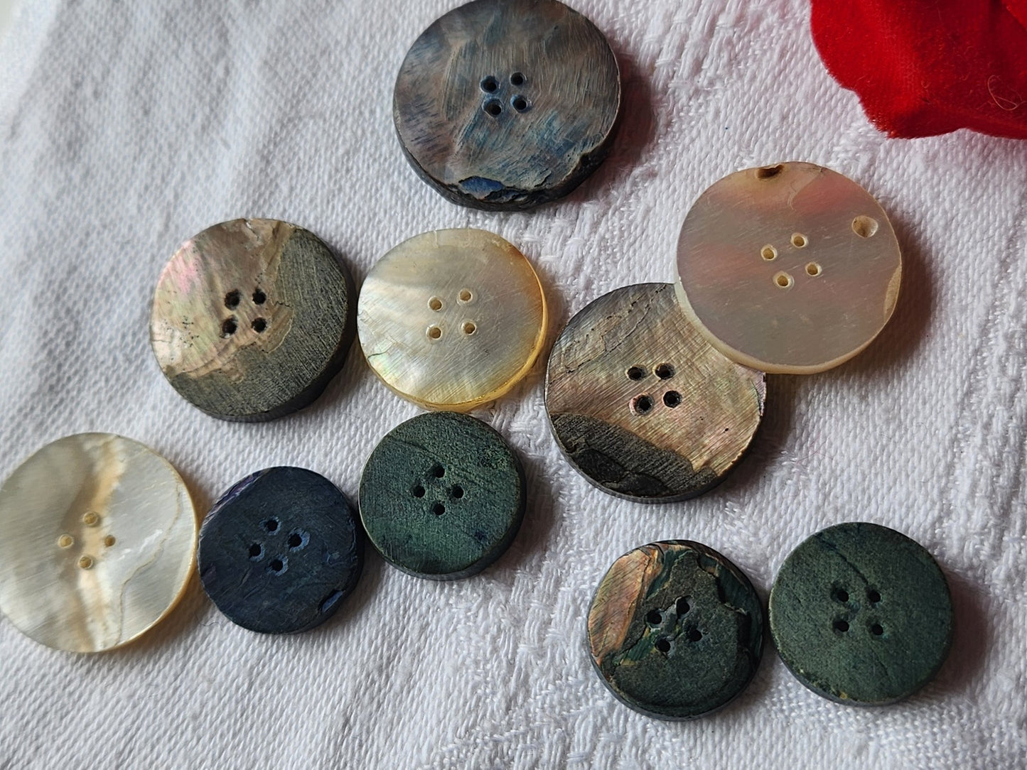 Collection lot 10 boutons ancien en nacre ciselé 1,5 à 2,2 cm ref 3552