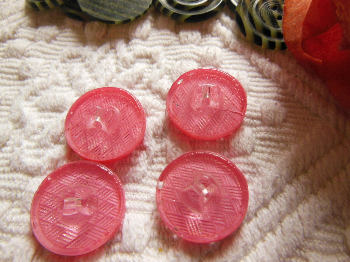 Lot 4 boutons anciens en verre rose damas diamètre 1,8 cm  D12N