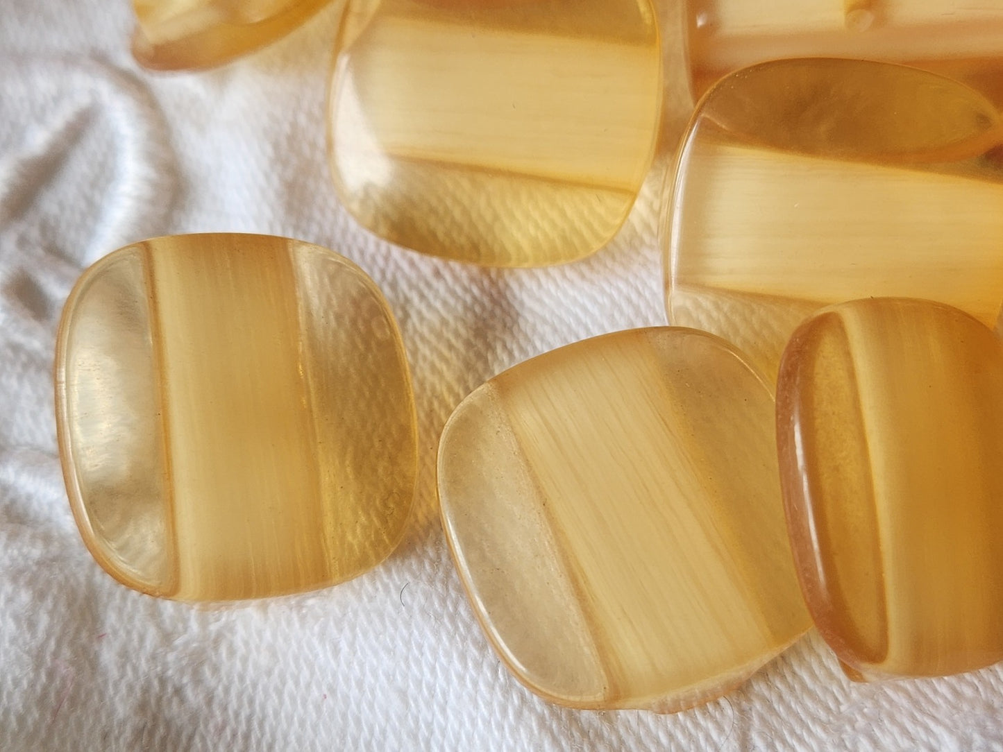 Lot 6  boutons vintage jaune beige à pied carré 2 cm ref 3568