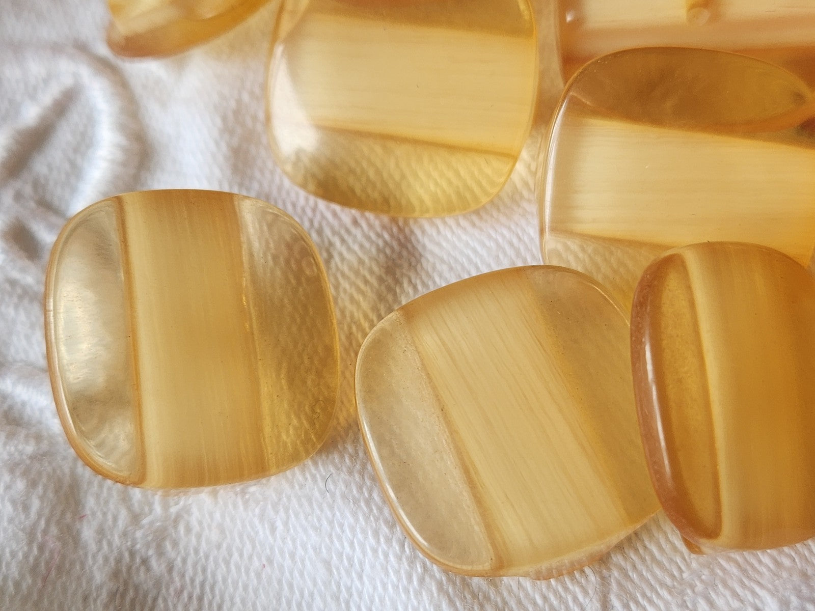 Lot 6  boutons vintage jaune beige à pied carré 2 cm ref 3568