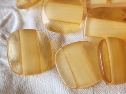 Lot 6  boutons vintage jaune beige à pied carré 2 cm ref 3568