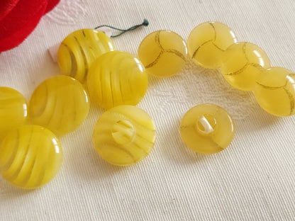 Lot 11 boutons vintage jaune   pied  2 séries 1,5 et 1,8 cm ref 6333