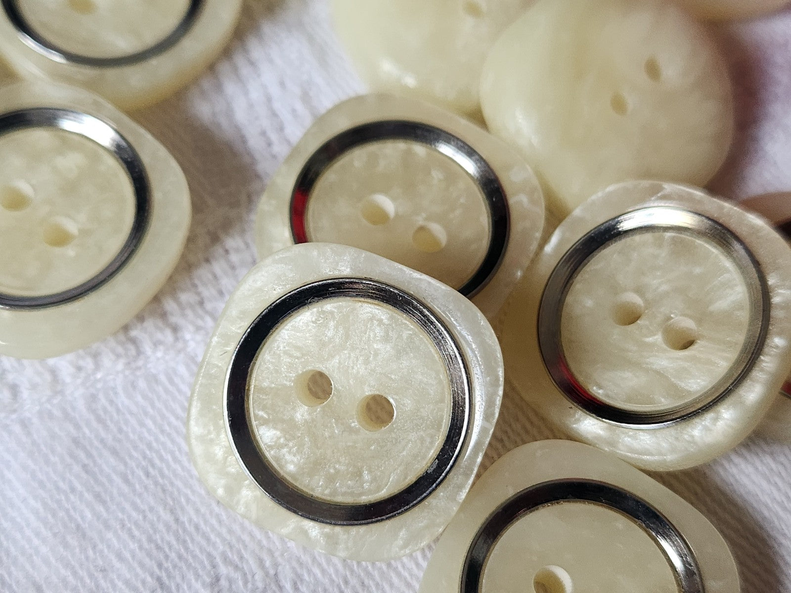 Lot 7 boutons vintage blanc moucheté argenté trous 2 cm ref 2252