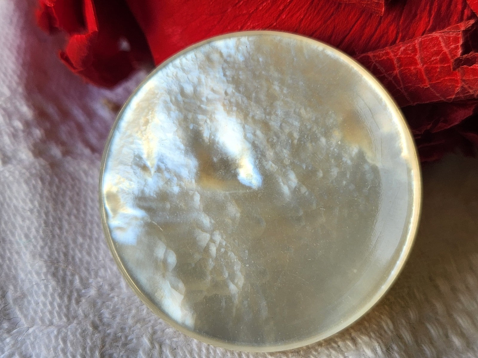 Gros bouton ancien en nacre épais joli blanc laiteux  à pied 3 cm G14K