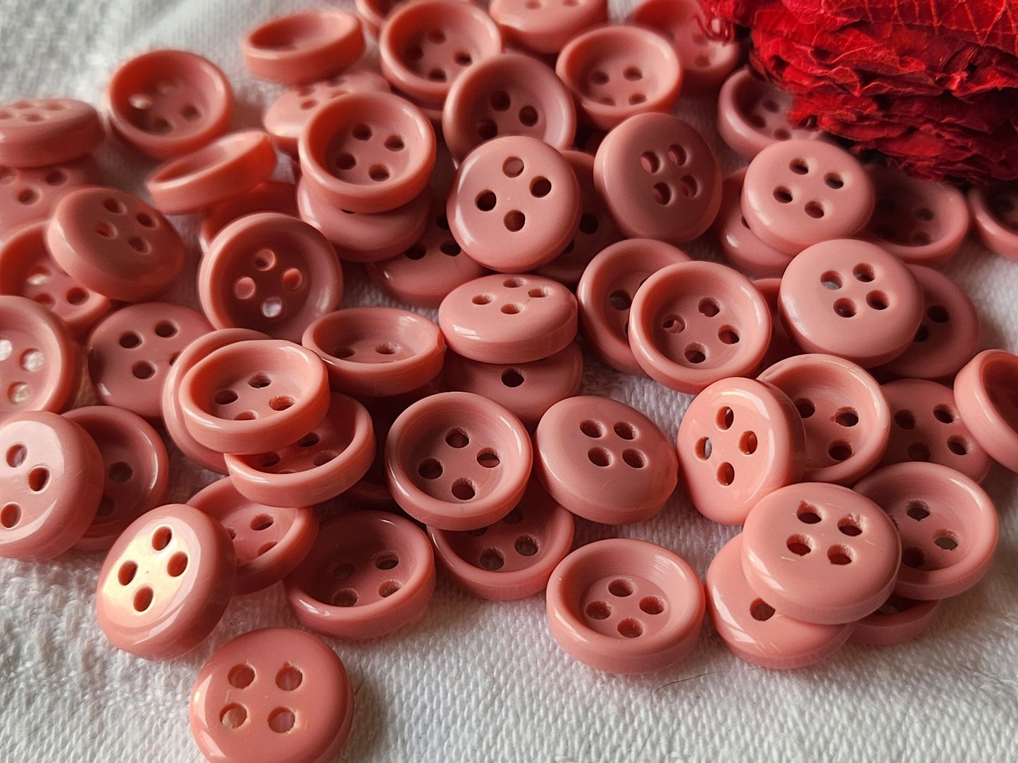 Lot 50 boutons vintage à trous rose rebord 1,1 cm ref 3665