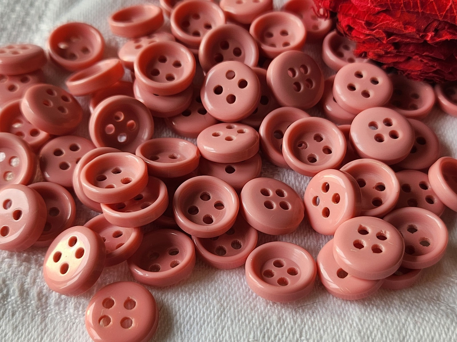 Lot 50 boutons vintage à trous rose rebord 1,1 cm ref 3665