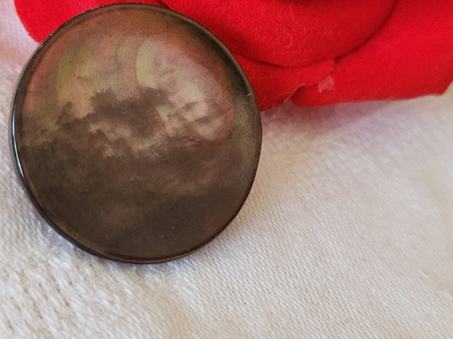 Gros bouton ancien en nacre épais marron grise  à pied 3 cm G2H