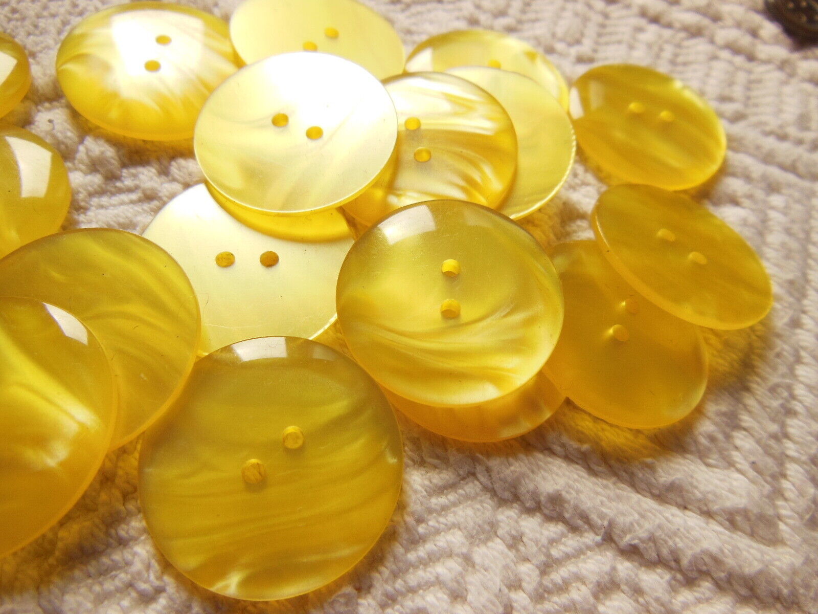 Lot 8 jolis boutons vintage jaune nacré laiteux diamètre 2,2 cm ref  897