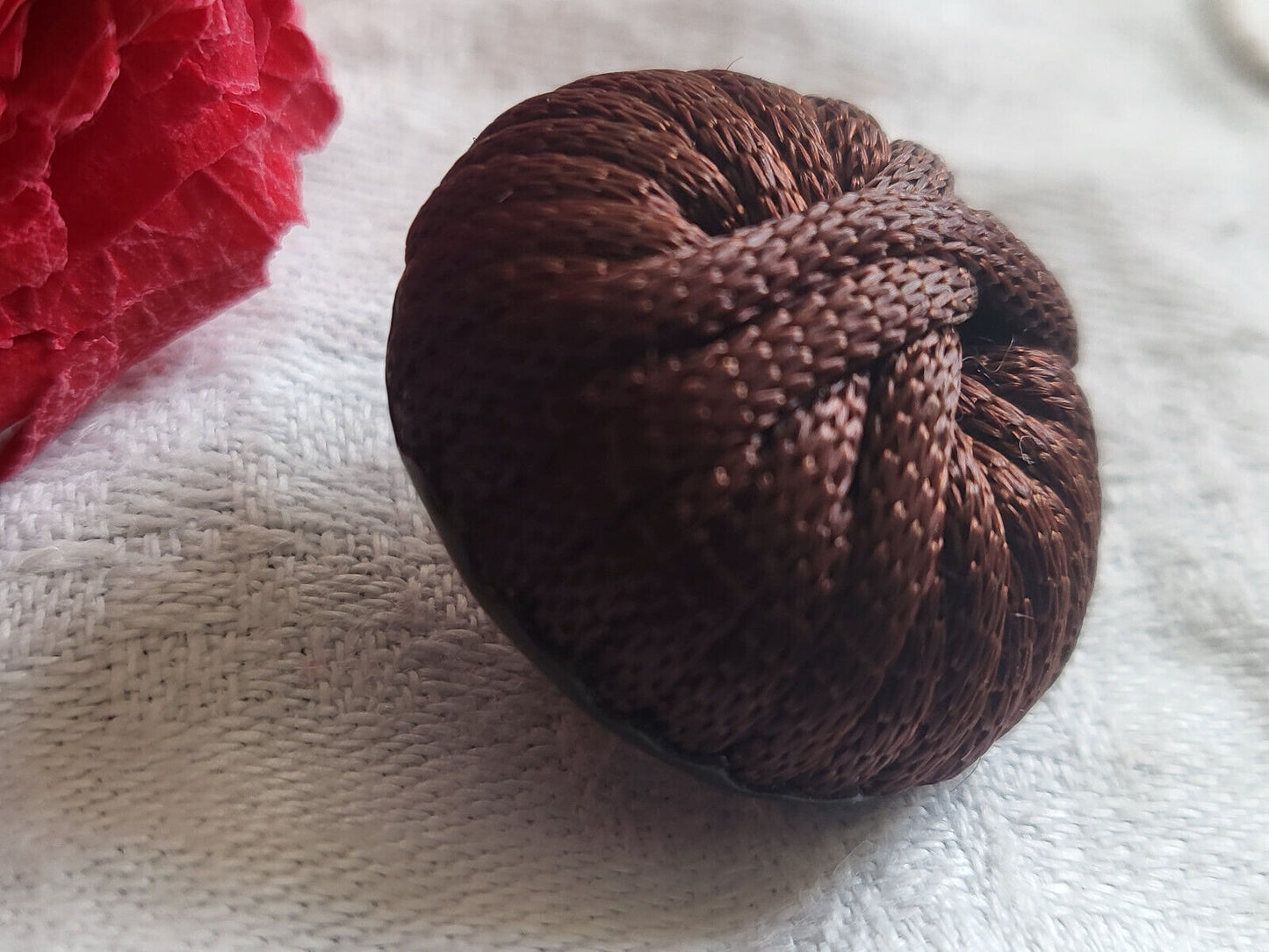 Bouton ancien passementerie marron boule monture resine pied métal  2,4 cm  G13O