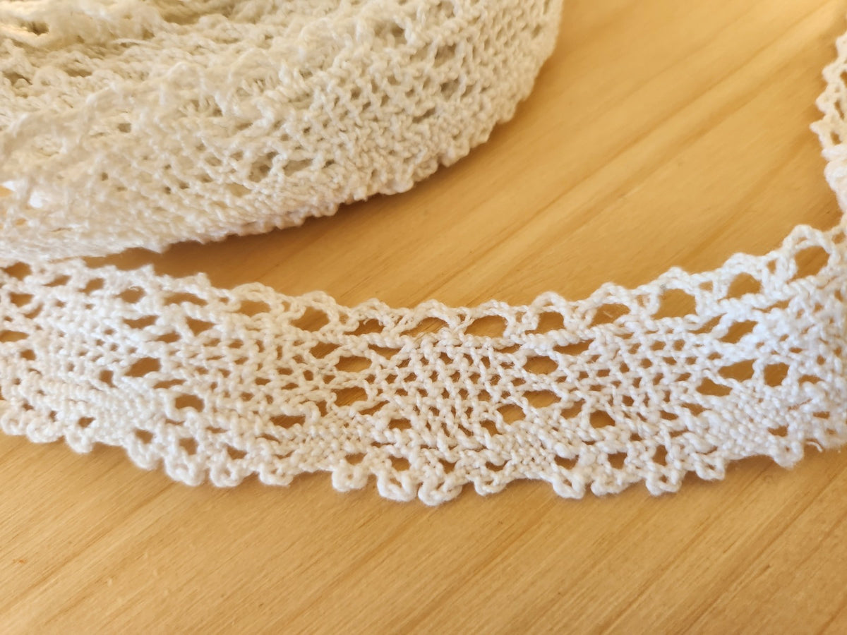 Dentelle ancienne coton grande longueur 8 mètres 60 sur 2,9 cm   T3-43