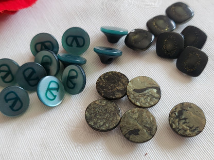Lot 21 boutons vintage vert 3 séries 1 cm à 1,2 cm à pied ref 6383