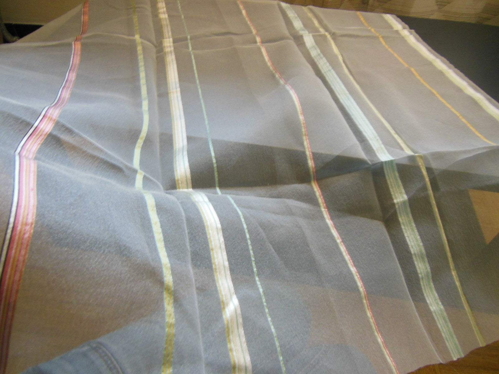 Coupon tissu moderne voilage  motif effet rayé brillant  91 cm sur 71 cm B3
