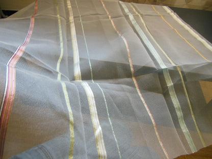 Coupon tissu moderne voilage  motif effet rayé brillant  91 cm sur 71 cm B3